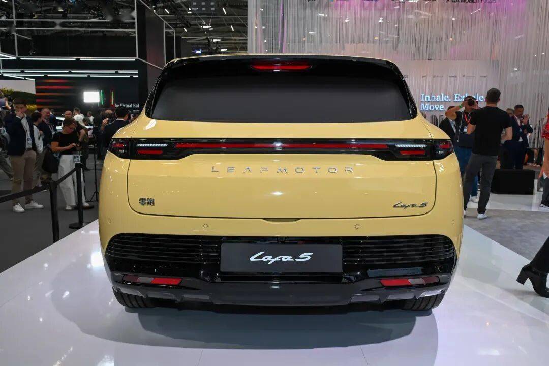 零跑汽車旗下全新車型——零跑Lafa5正式預(yù)售。新車共推出5款車型,預(yù)售價格為10.58-13.18萬元