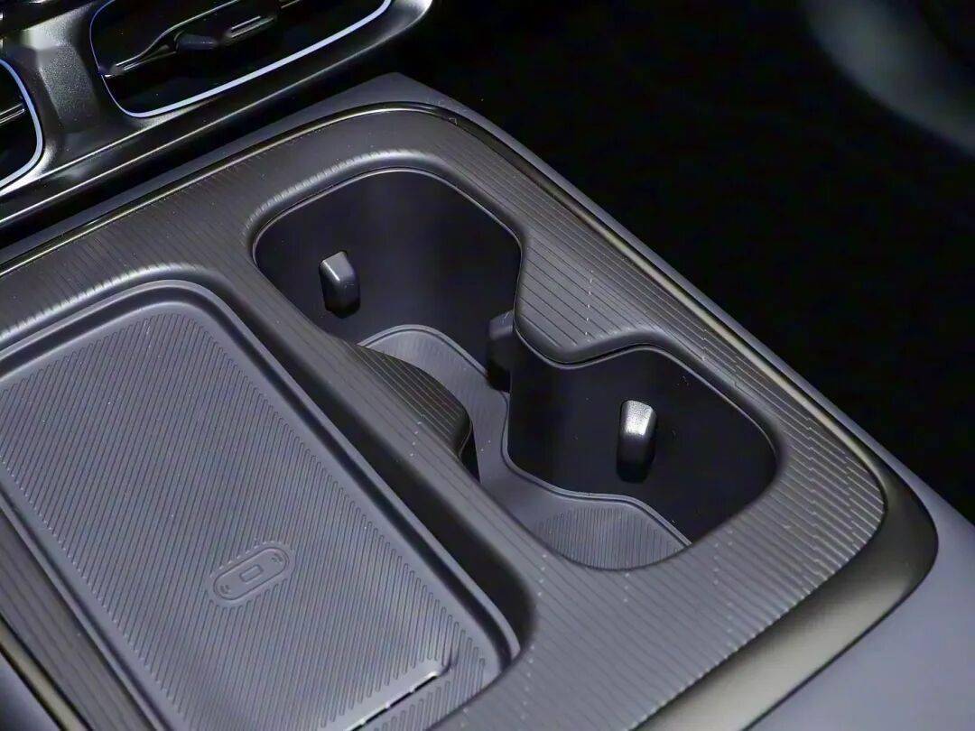 零跑汽車旗下全新車型——零跑Lafa5正式預(yù)售。新車共推出5款車型,預(yù)售價格為10.58-13.18萬元