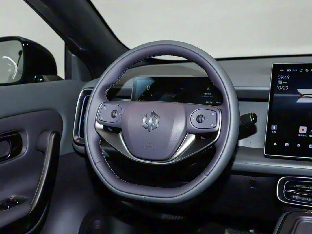 零跑汽車旗下全新車型——零跑Lafa5正式預(yù)售。新車共推出5款車型,預(yù)售價格為10.58-13.18萬元