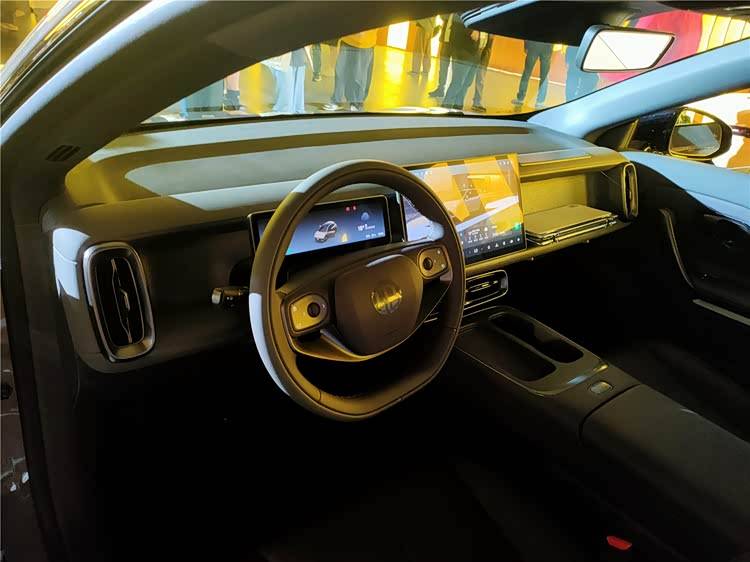 創新突破不離傳統根基,零跑Lafa5的“穩”實力成為走向海外的最佳名片