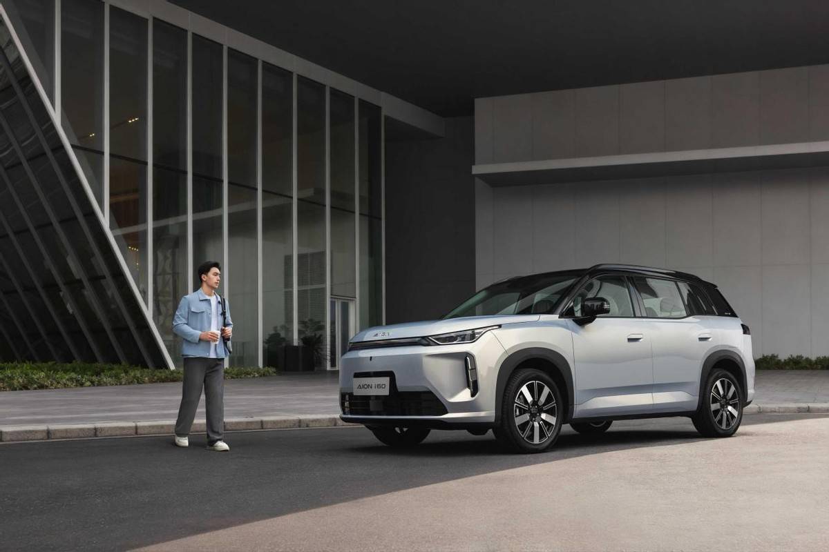 時間還要追溯至2022年,過去以日歐美品牌為主導(dǎo)的南非汽車市場,被迅速涌入的中國汽車品牌打破。以奇瑞、比亞迪、長城為代表的中國汽車軍團(tuán),在這次“搶灘”中并非使用簡單的價格戰(zhàn),而是涵蓋了產(chǎn)品布局、技術(shù)路線、渠道建設(shè)乃至本土化生產(chǎn)的全方位競爭。