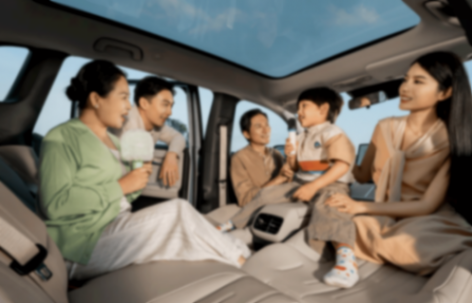 時間還要追溯至2022年,過去以日歐美品牌為主導(dǎo)的南非汽車市場,被迅速涌入的中國汽車品牌打破。以奇瑞、比亞迪、長城為代表的中國汽車軍團(tuán),在這次“搶灘”中并非使用簡單的價格戰(zhàn),而是涵蓋了產(chǎn)品布局、技術(shù)路線、渠道建設(shè)乃至本土化生產(chǎn)的全方位競爭。