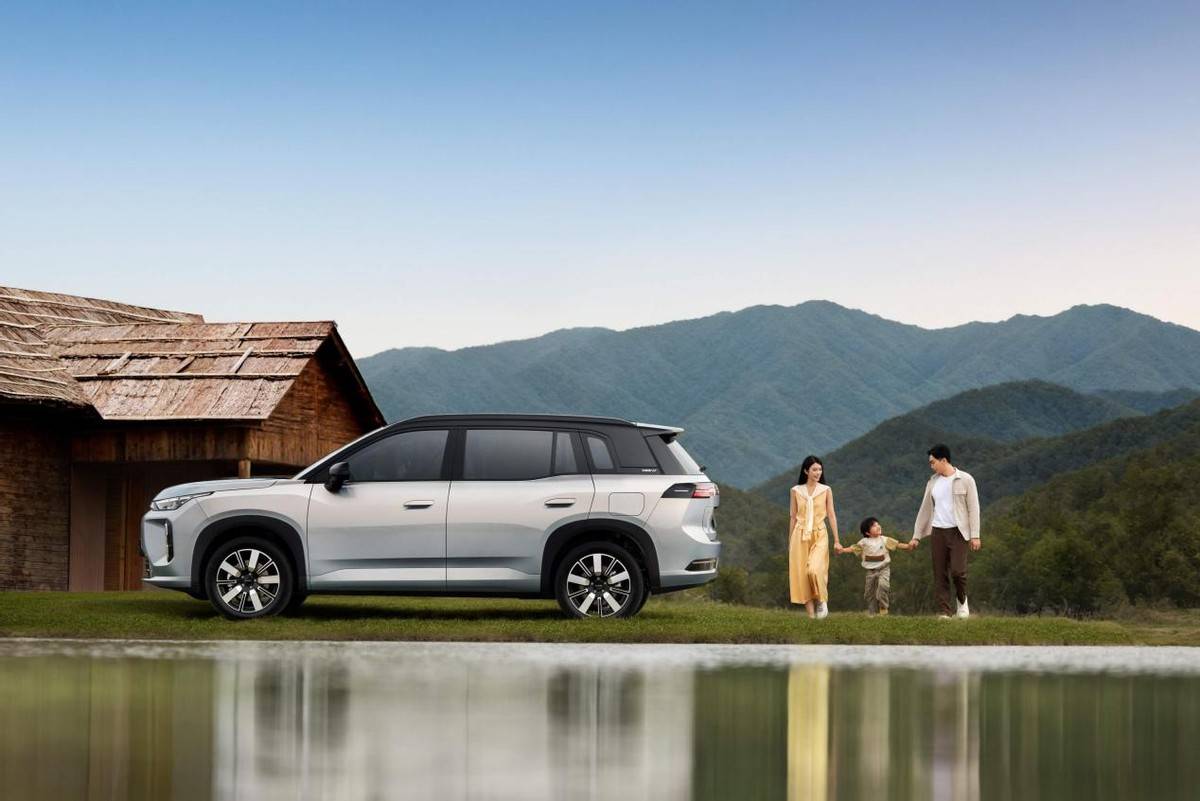 時間還要追溯至2022年,過去以日歐美品牌為主導(dǎo)的南非汽車市場,被迅速涌入的中國汽車品牌打破。以奇瑞、比亞迪、長城為代表的中國汽車軍團(tuán),在這次“搶灘”中并非使用簡單的價格戰(zhàn),而是涵蓋了產(chǎn)品布局、技術(shù)路線、渠道建設(shè)乃至本土化生產(chǎn)的全方位競爭。