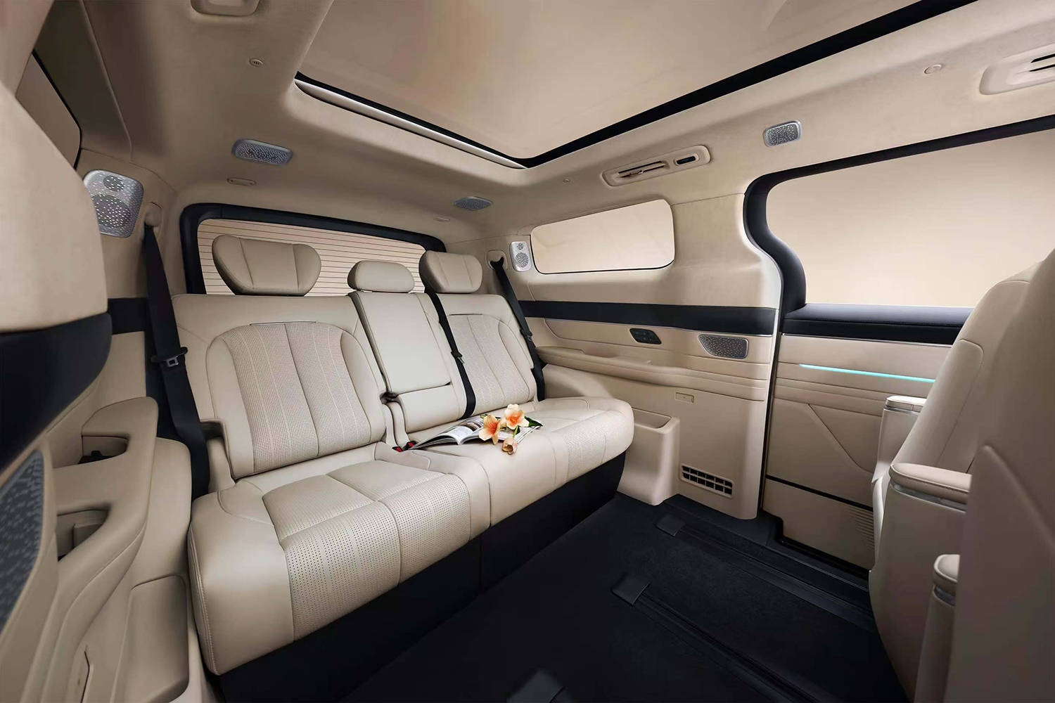 定位豪華旗艦MPV 吉利銀河V900官圖發布