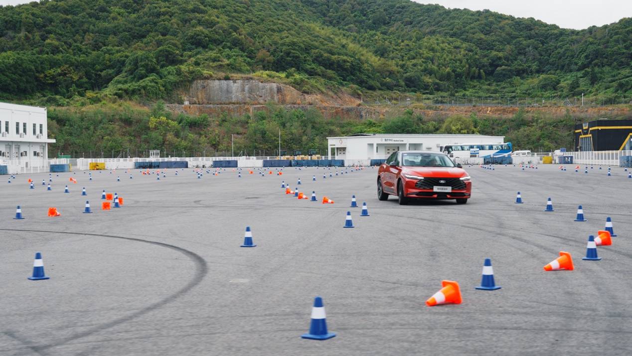 試駕福特新蒙迪歐:自己開(kāi)得爽快,乘員坐得舒服