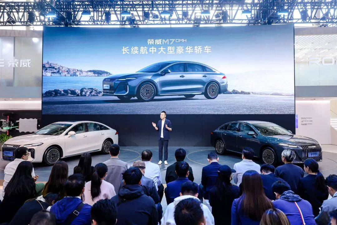 榮威M7 DMH:一款會“思考”的AI座駕,正在刷新行業(yè)紀(jì)錄