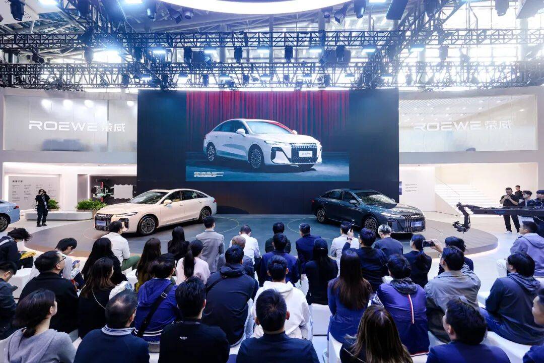 榮威M7 DMH:一款會“思考”的AI座駕,正在刷新行業(yè)紀(jì)錄