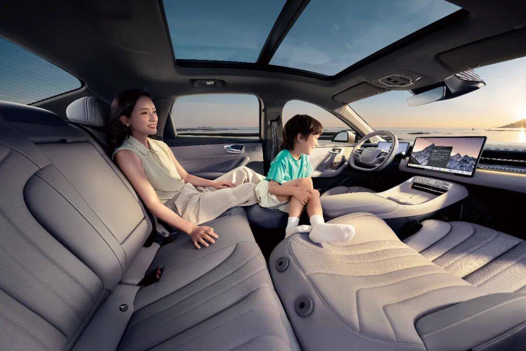 榮威M7 DMH:一款會“思考”的AI座駕,正在刷新行業(yè)紀(jì)錄