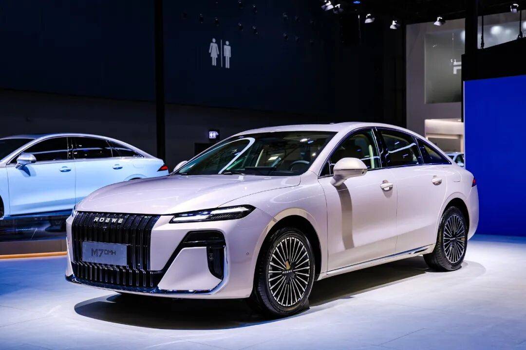 榮威M7 DMH:一款會“思考”的AI座駕,正在刷新行業(yè)紀(jì)錄