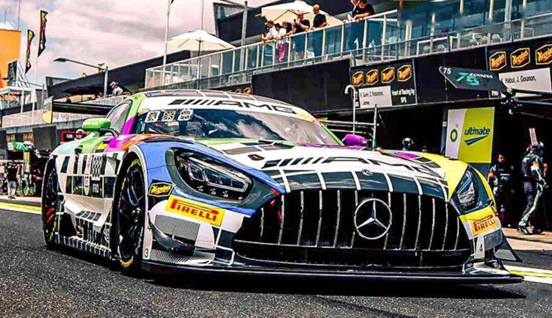 梅賽德斯-AMG GT3是一款專為GT3賽事打造的高性能賽車,代表了奔馳在賽車運(yùn)動領(lǐng)域的頂尖技術(shù)水準(zhǔn)