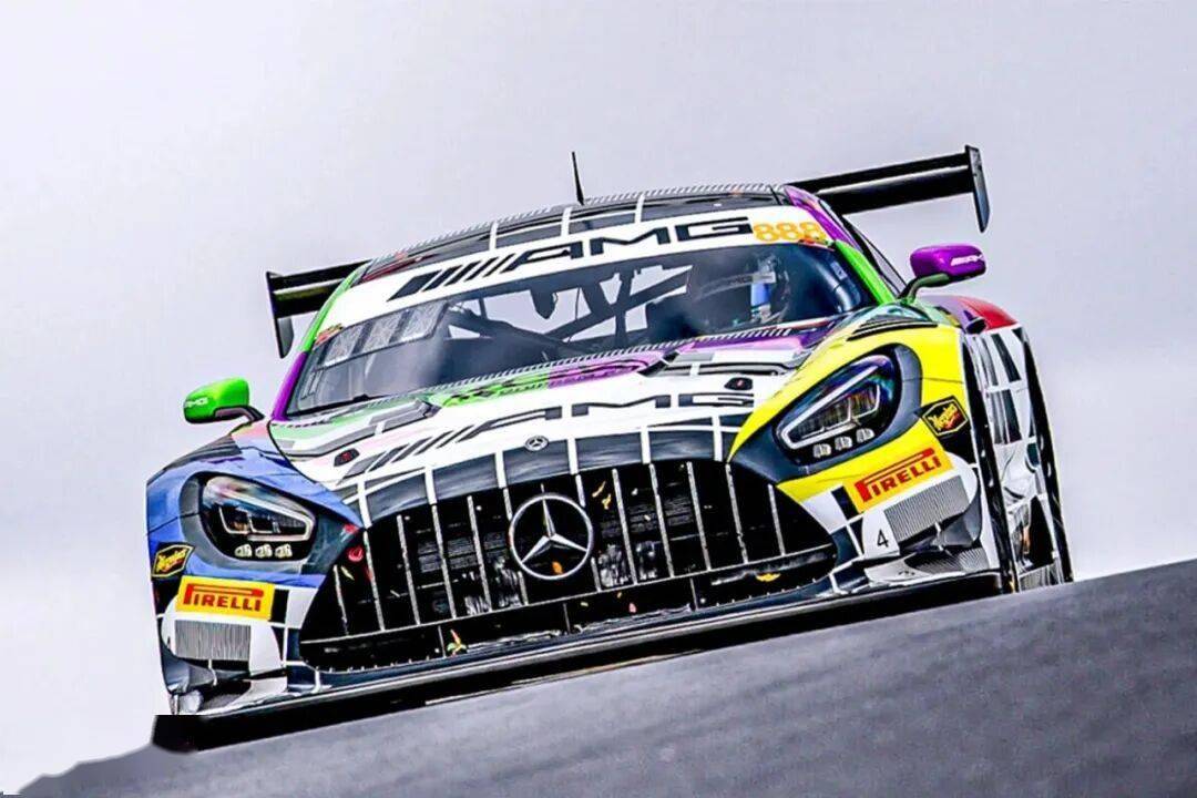 梅賽德斯-AMG GT3是一款專為GT3賽事打造的高性能賽車,代表了奔馳在賽車運(yùn)動領(lǐng)域的頂尖技術(shù)水準(zhǔn)
