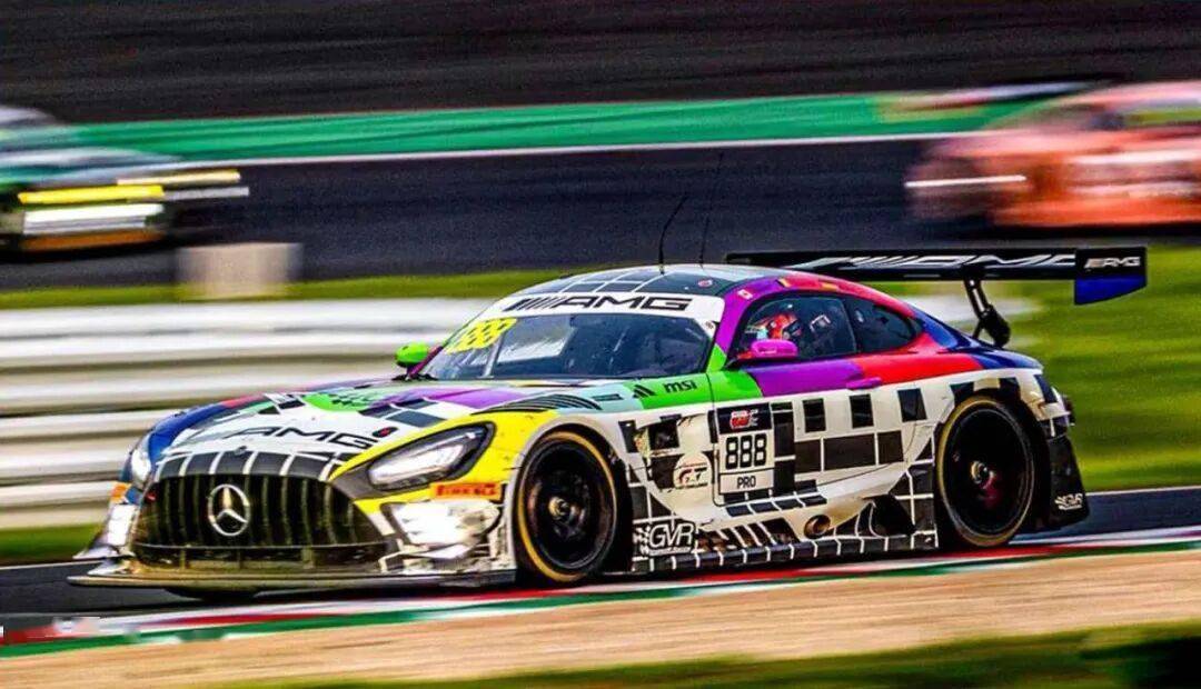 梅賽德斯-AMG GT3是一款專為GT3賽事打造的高性能賽車,代表了奔馳在賽車運(yùn)動領(lǐng)域的頂尖技術(shù)水準(zhǔn)