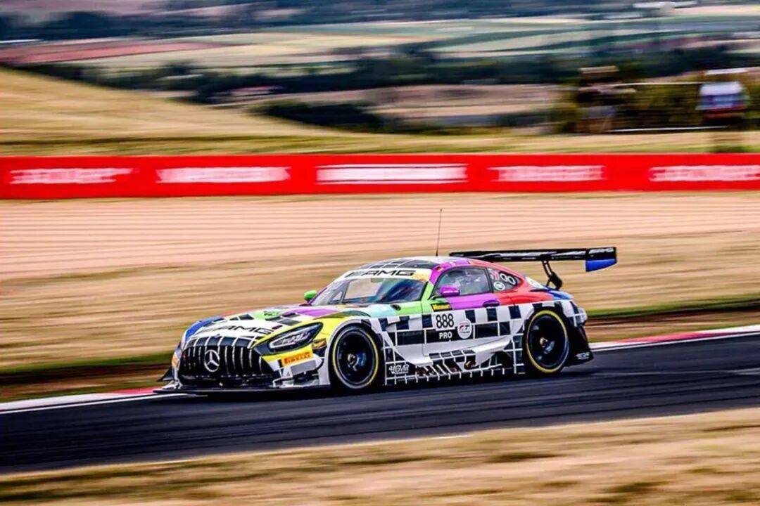 梅賽德斯-AMG GT3是一款專為GT3賽事打造的高性能賽車,代表了奔馳在賽車運(yùn)動領(lǐng)域的頂尖技術(shù)水準(zhǔn)