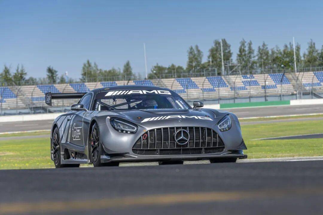 梅賽德斯-AMG GT3是一款專為GT3賽事打造的高性能賽車,代表了奔馳在賽車運(yùn)動領(lǐng)域的頂尖技術(shù)水準(zhǔn)