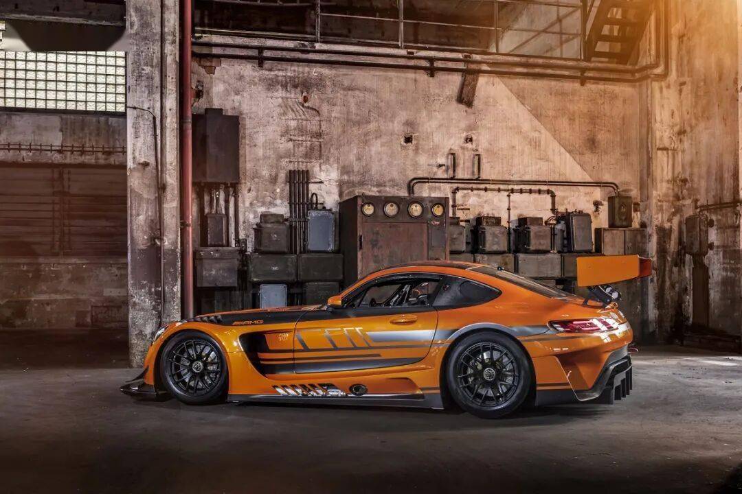 梅賽德斯-AMG GT3是一款專為GT3賽事打造的高性能賽車,代表了奔馳在賽車運(yùn)動領(lǐng)域的頂尖技術(shù)水準(zhǔn)