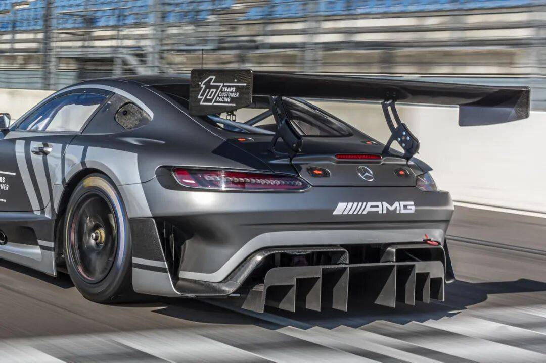 梅賽德斯-AMG GT3是一款專為GT3賽事打造的高性能賽車,代表了奔馳在賽車運(yùn)動領(lǐng)域的頂尖技術(shù)水準(zhǔn)