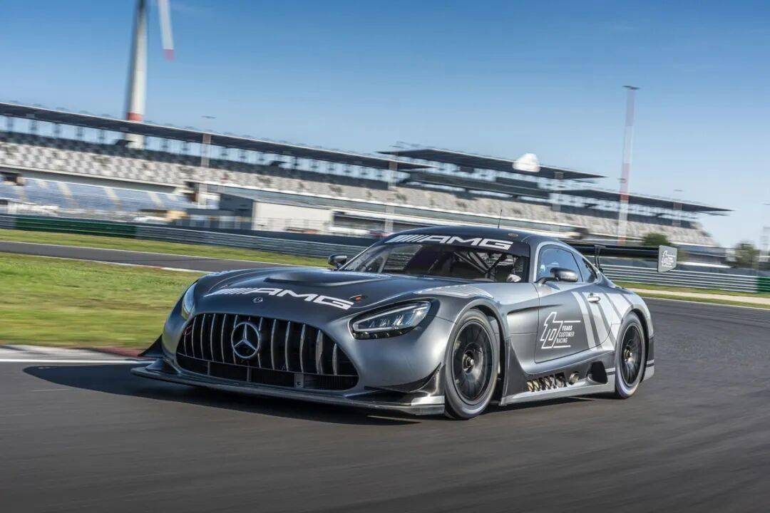 梅賽德斯-AMG GT3是一款專為GT3賽事打造的高性能賽車,代表了奔馳在賽車運(yùn)動領(lǐng)域的頂尖技術(shù)水準(zhǔn)