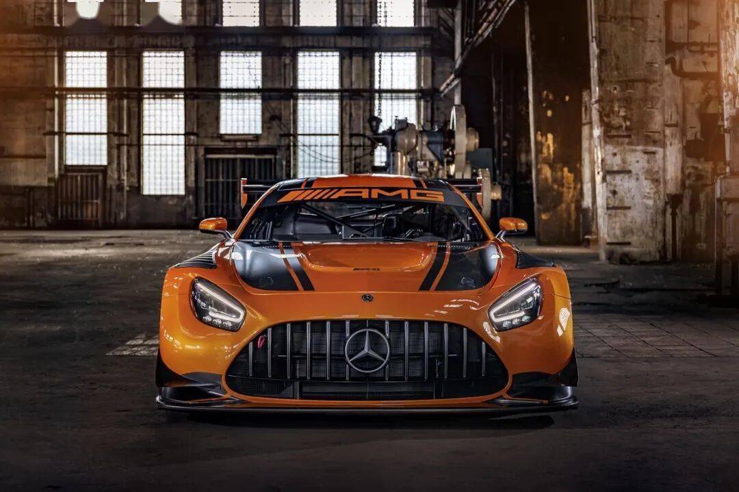 梅賽德斯-AMG GT3是一款專為GT3賽事打造的高性能賽車,代表了奔馳在賽車運(yùn)動領(lǐng)域的頂尖技術(shù)水準(zhǔn)