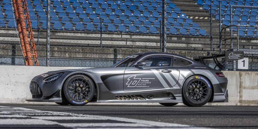 梅賽德斯-AMG GT3是一款專為GT3賽事打造的高性能賽車,代表了奔馳在賽車運(yùn)動領(lǐng)域的頂尖技術(shù)水準(zhǔn)