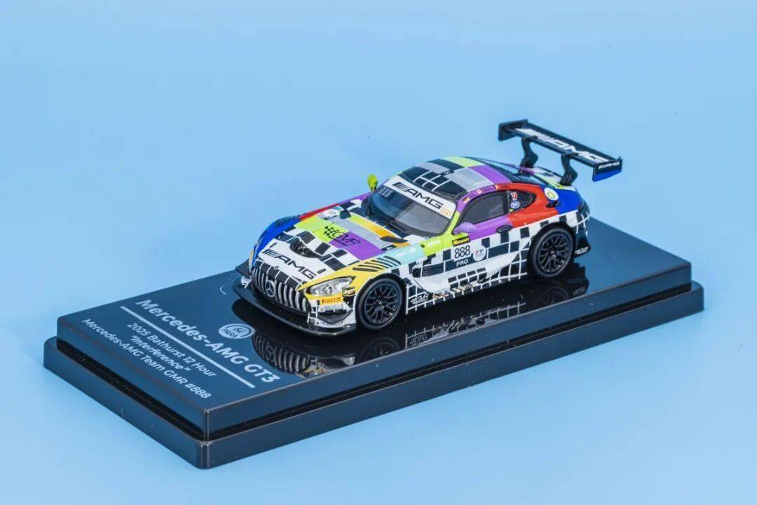 梅賽德斯-AMG GT3是一款專為GT3賽事打造的高性能賽車,代表了奔馳在賽車運(yùn)動領(lǐng)域的頂尖技術(shù)水準(zhǔn)