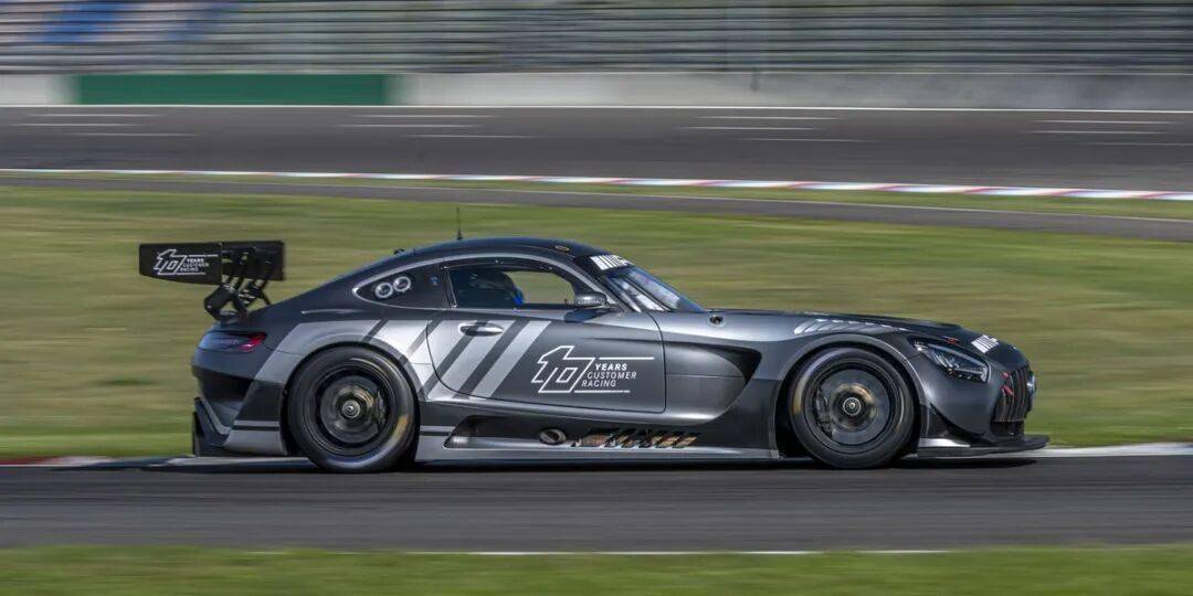 梅賽德斯-AMG GT3是一款專為GT3賽事打造的高性能賽車,代表了奔馳在賽車運(yùn)動領(lǐng)域的頂尖技術(shù)水準(zhǔn)