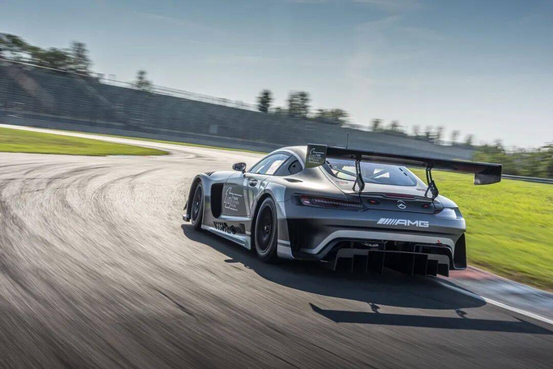 梅賽德斯-AMG GT3是一款專為GT3賽事打造的高性能賽車,代表了奔馳在賽車運(yùn)動領(lǐng)域的頂尖技術(shù)水準(zhǔn)