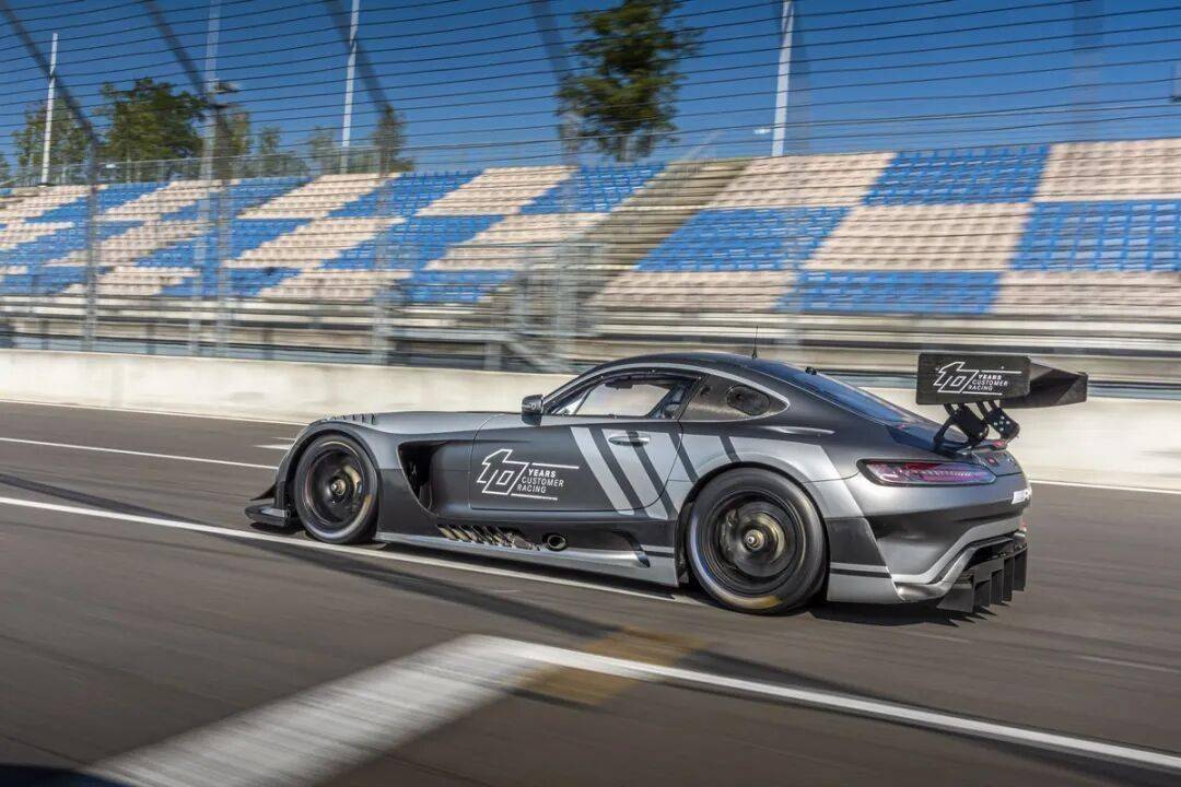梅賽德斯-AMG GT3是一款專為GT3賽事打造的高性能賽車,代表了奔馳在賽車運(yùn)動領(lǐng)域的頂尖技術(shù)水準(zhǔn)