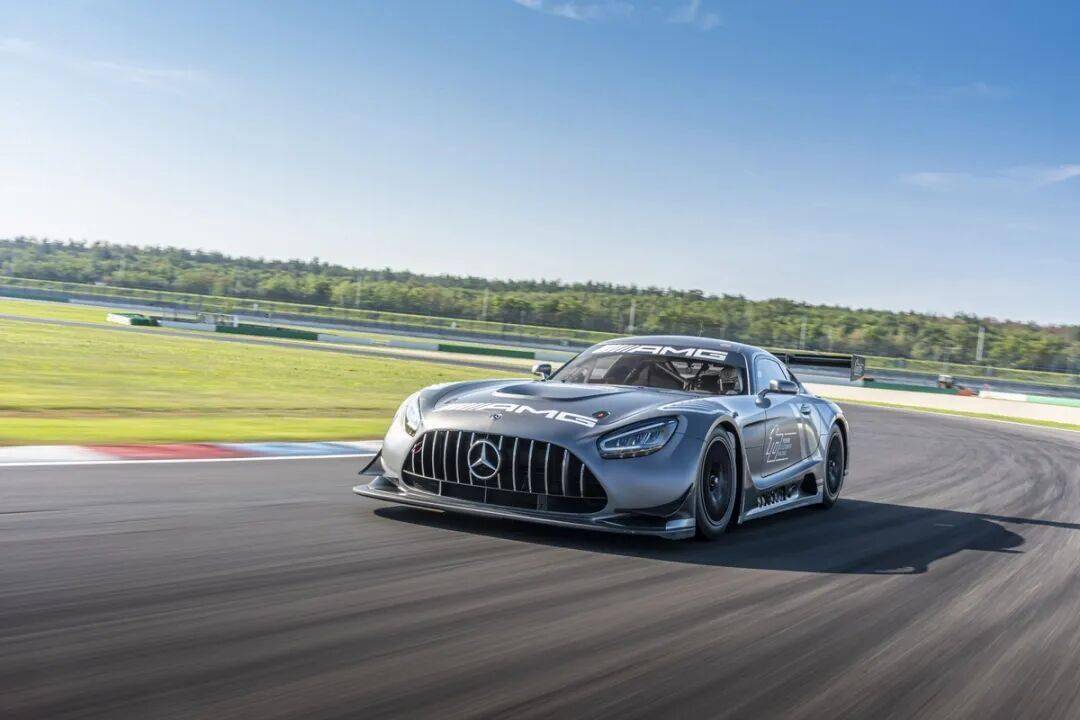 梅賽德斯-AMG GT3是一款專為GT3賽事打造的高性能賽車,代表了奔馳在賽車運(yùn)動領(lǐng)域的頂尖技術(shù)水準(zhǔn)