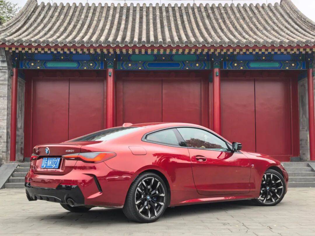 寶馬G22 430i雙門轎跑車換了尾標的雙門版3系,操控自然更便捷