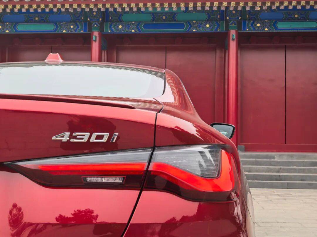 寶馬G22 430i雙門轎跑車換了尾標的雙門版3系,操控自然更便捷